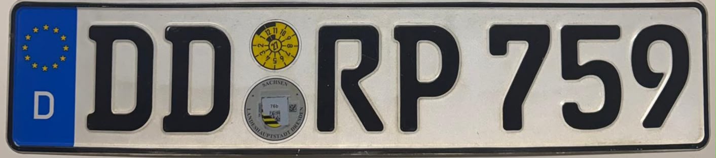 Hinteres Kennzeichen komplett mit HU-Plakette und Landesplakette